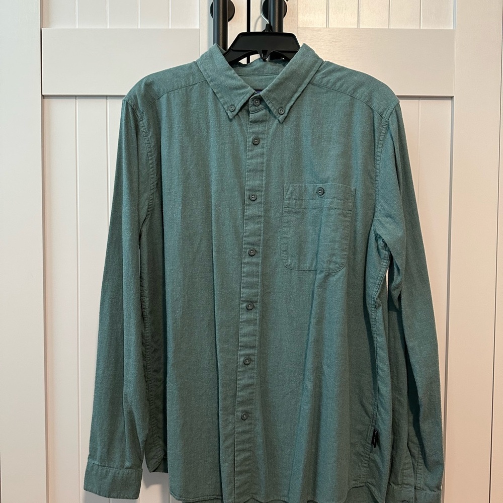 Patagonia Men's Teal Casual Button-Down Shirt